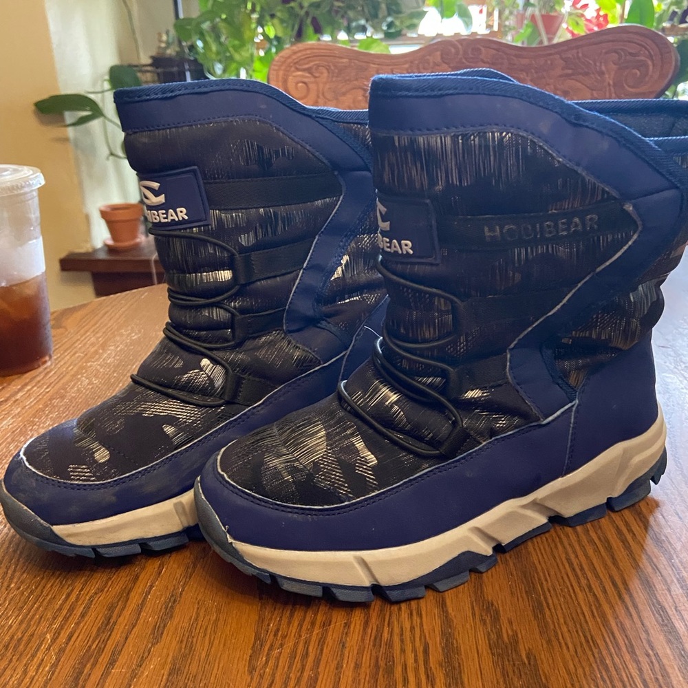 Boys size 5 blue snow boots.